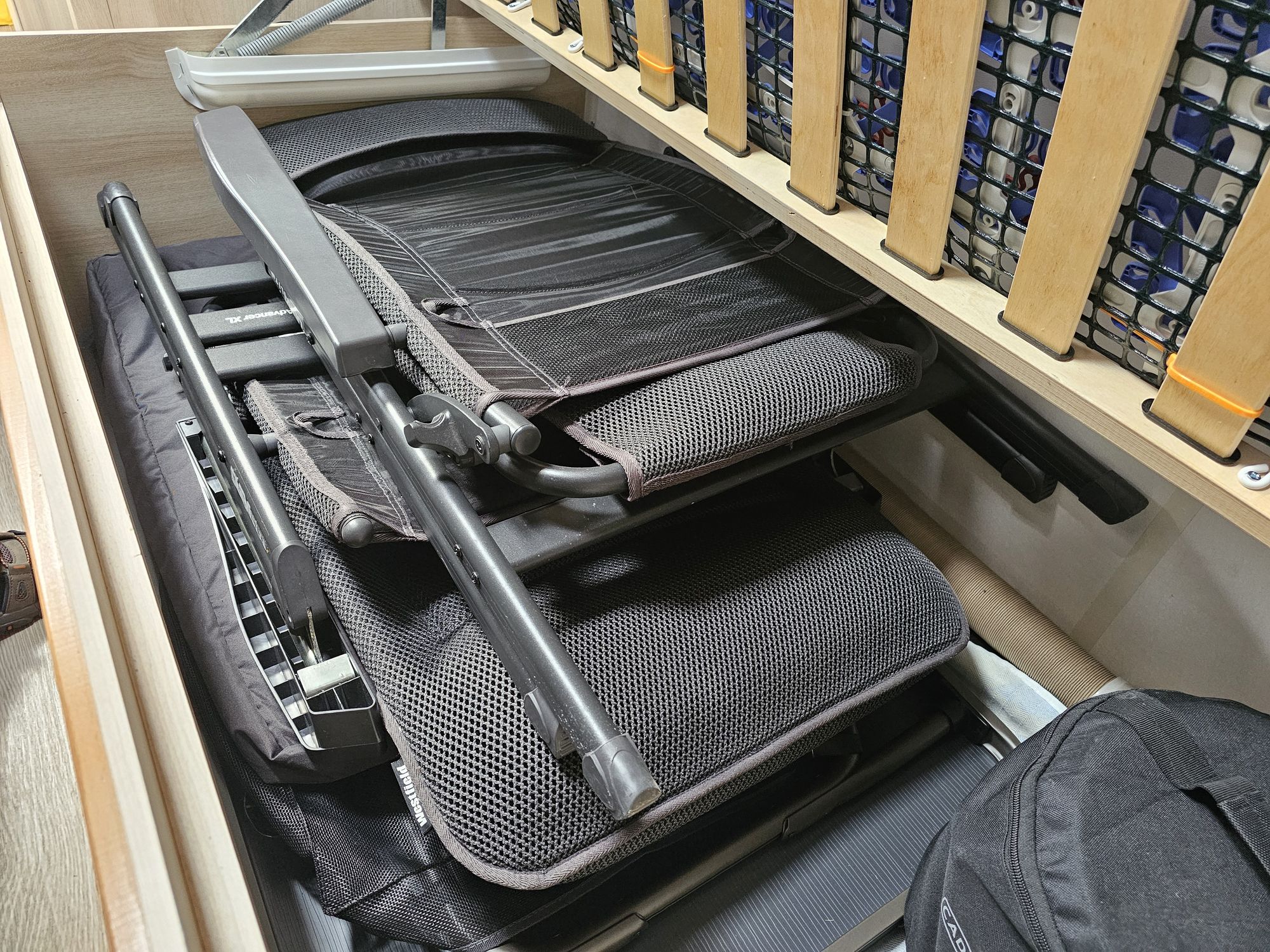 Stoelen en tafels onder froli bed